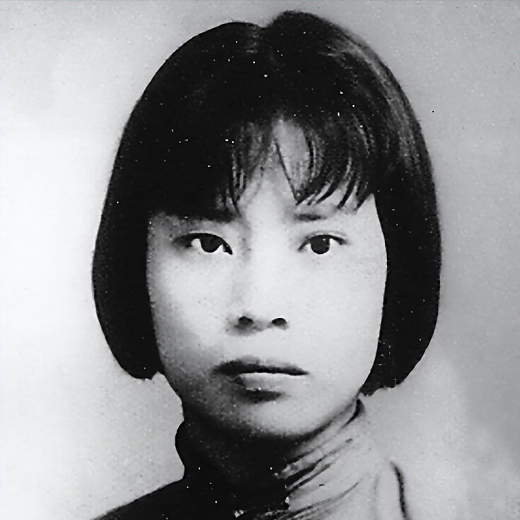 他是开国中将的儿子在2002年被授中将军衔仅过了一年就遭降职