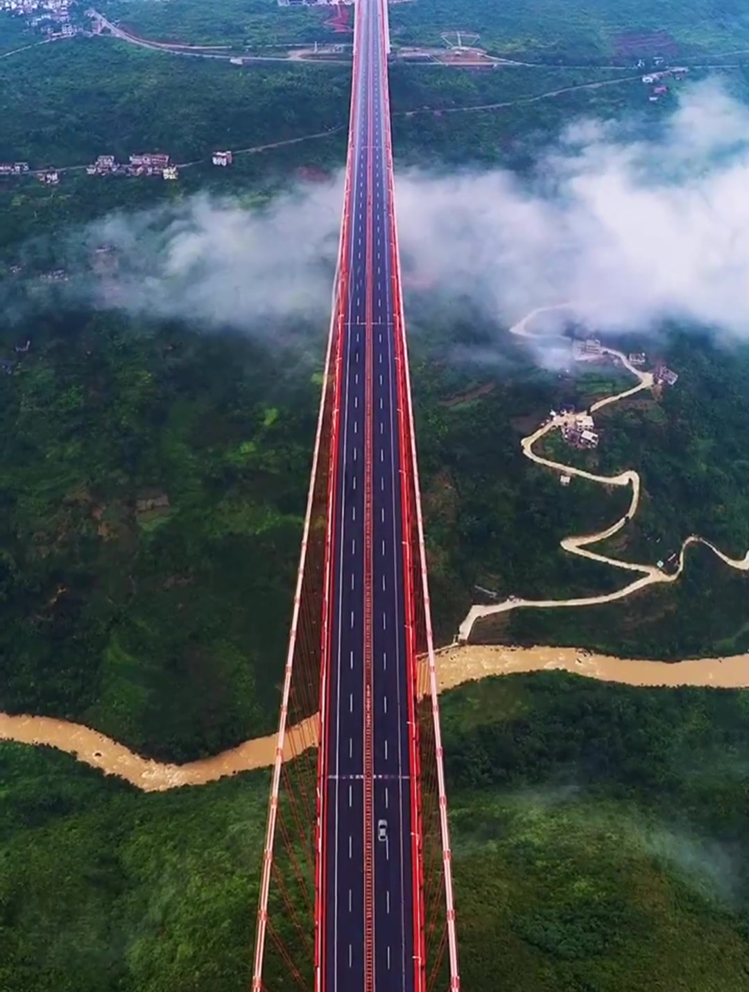 貴州壩陵河特大橋,橋樑中央有世界上最高的蹦極,你敢去跳碼?