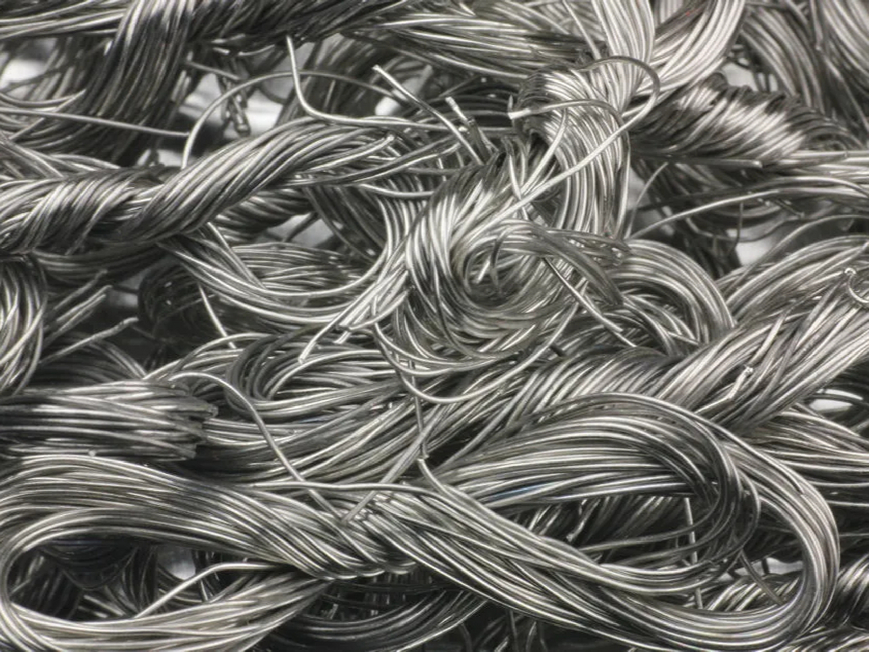 铂回收指从含铂废料中回收纯净金属铂的过程,特别是铂金催化剂等废料