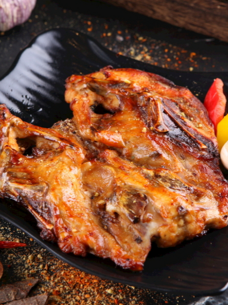 首先,我们需要准备好鸡架,盐,糖,生抽,老抽,料酒,辣椒粉,孜然粉等