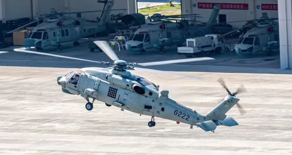 多架直20反潜型亮相?差点看成美式海鹰,停满整个机库离上舰不远