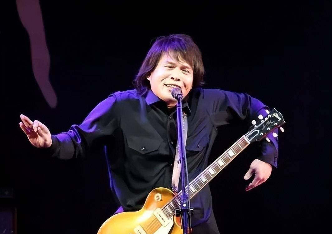 有一次,伍佰看见有人抱着吉他的画面,伍佰瞬间来了兴趣.