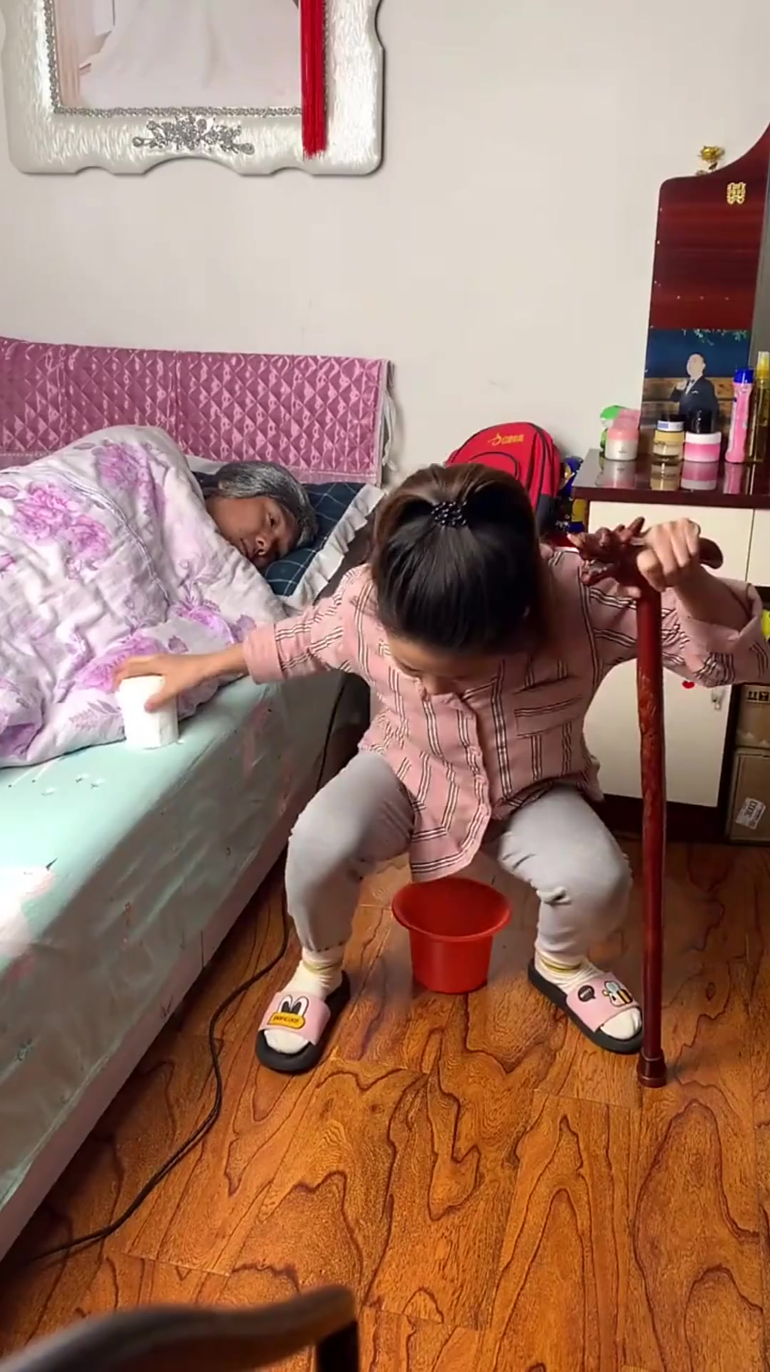 在网上给老太太买的移动马桶,没想到效果这么好,还真是失算了