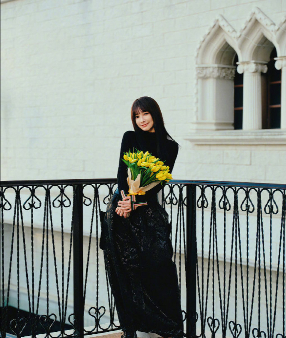 吴昕 《旅游天地》十二月刊封面大片释出,封面上的吴昕,身着宽腰带束