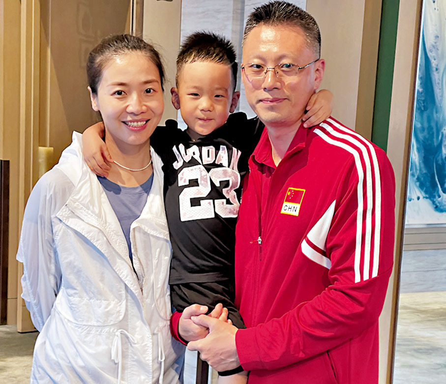 魏秋月和丈夫团聚!3代女排队长同赴晚宴,李盈莹率队冲击8连胜