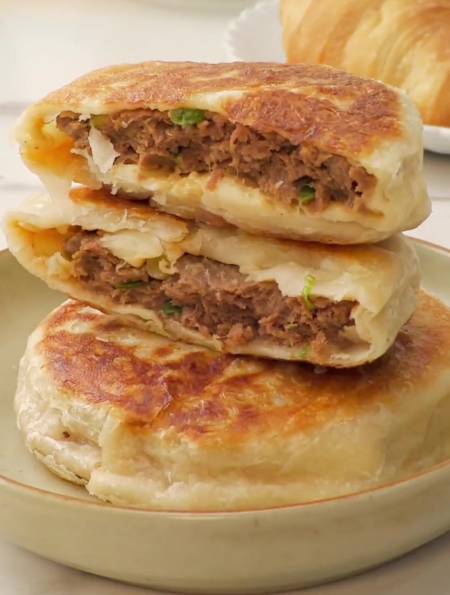 吃起来奶香味十足,还口口爆汁的牛肉饼-度小视