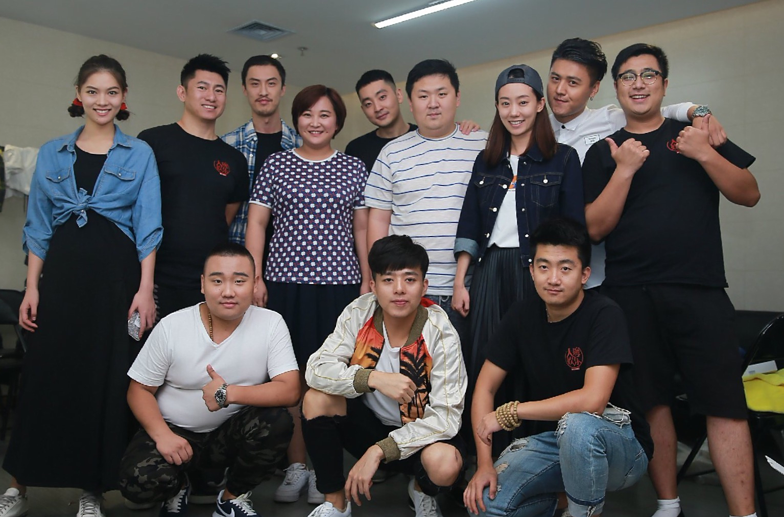 大碗娱乐配角不愠不火,开场第一个小品压力大,观众似乎没有看懂