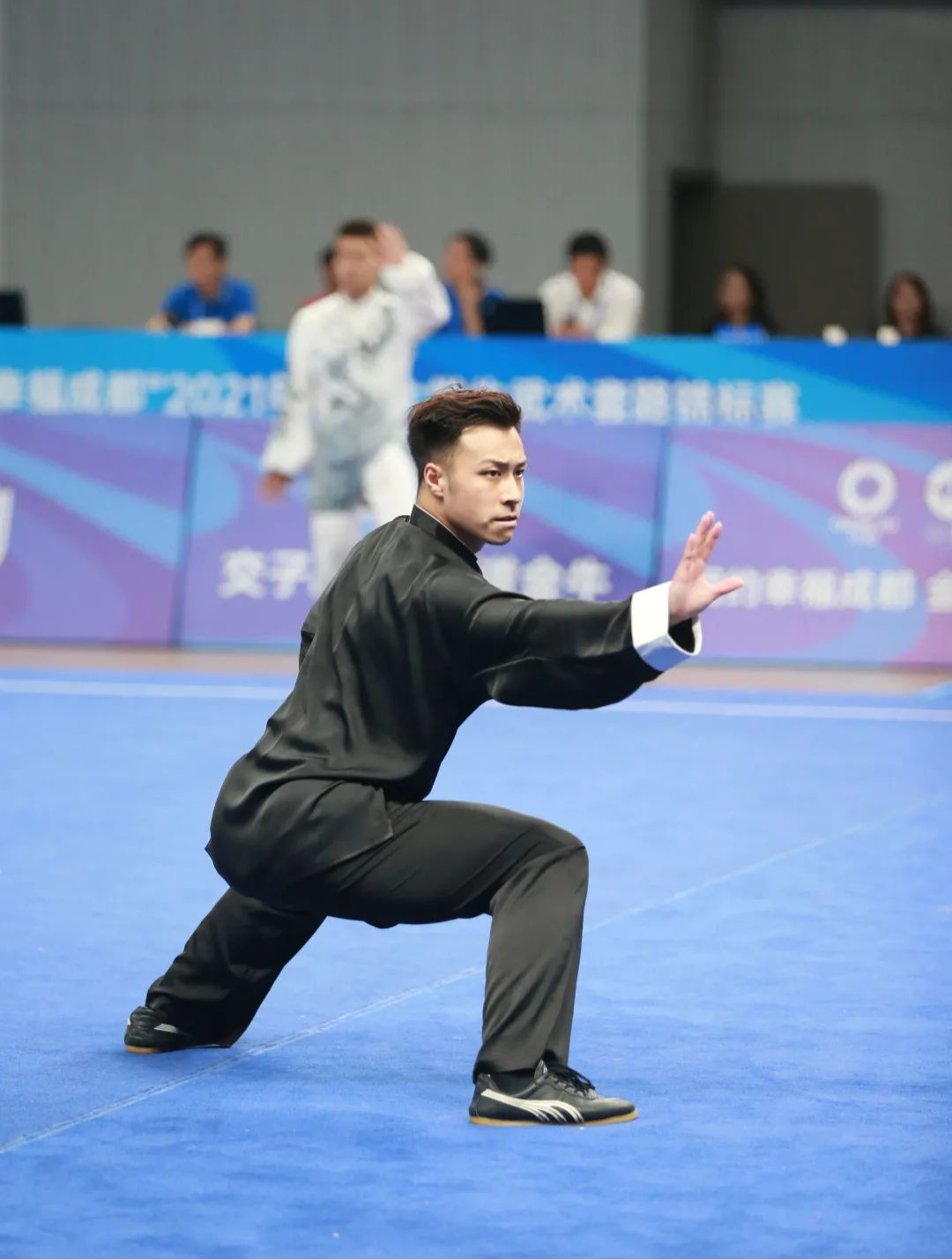 小伙苦练通背拳一掌砸弯扳手,冠军张伟丽也来请教,高手在民间!-度小视