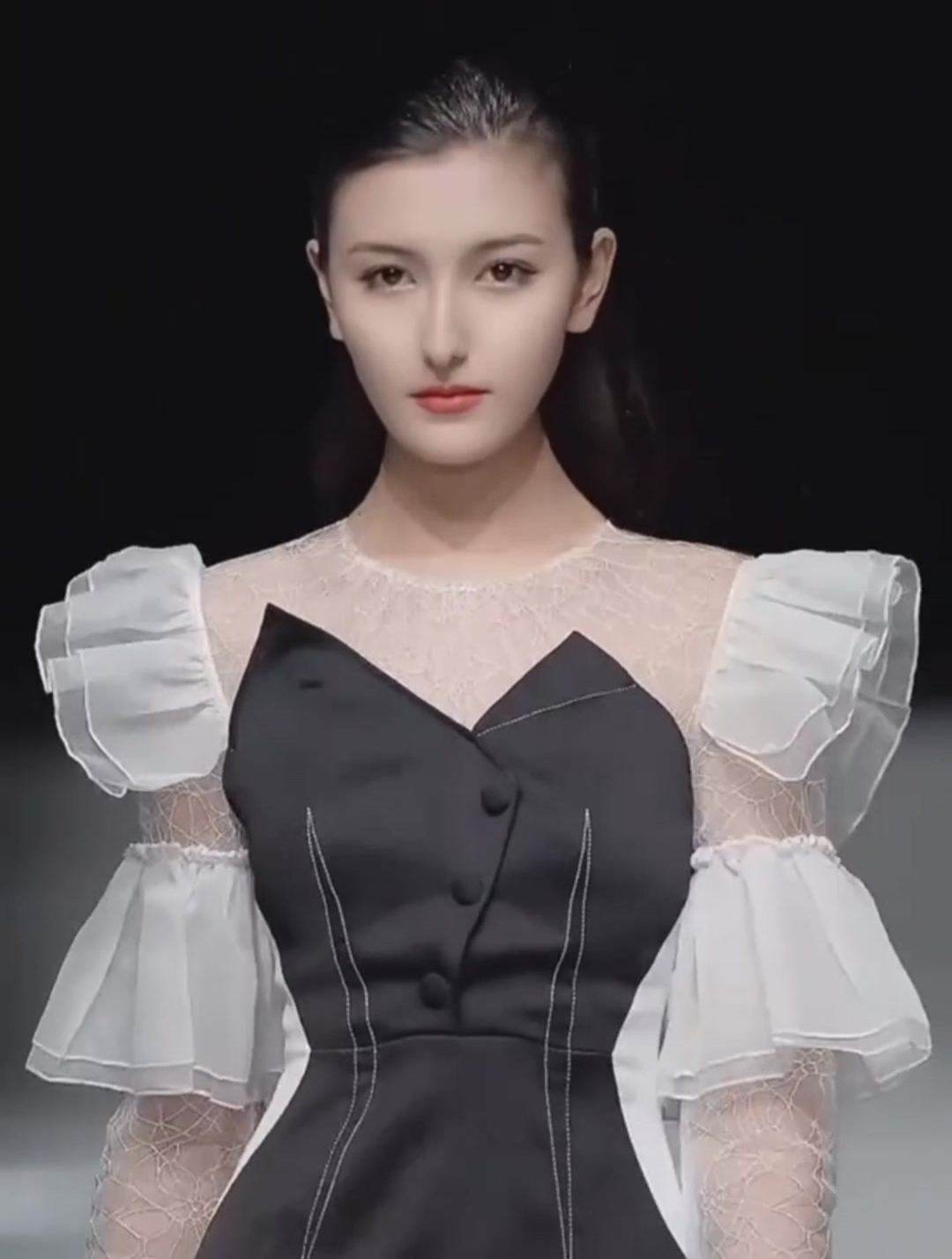 2023维密超模t台走秀性感穿搭让人陶醉这身材打几分