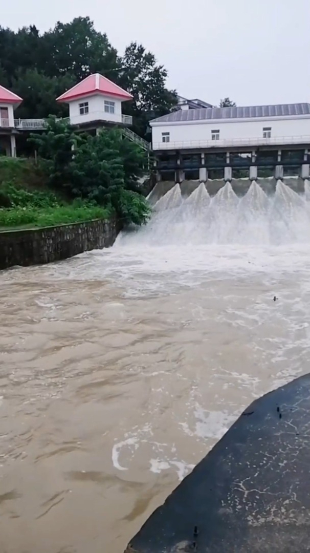 治愈风景欣赏:铁佛寺水库泄洪,挺壮观的!