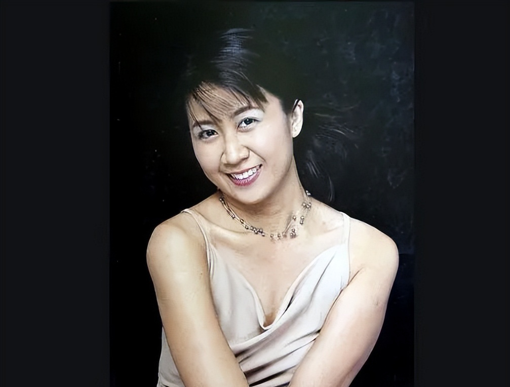 1986年,15岁的梁慧敏和19岁的吕伟添在朋友的聚会上相识.