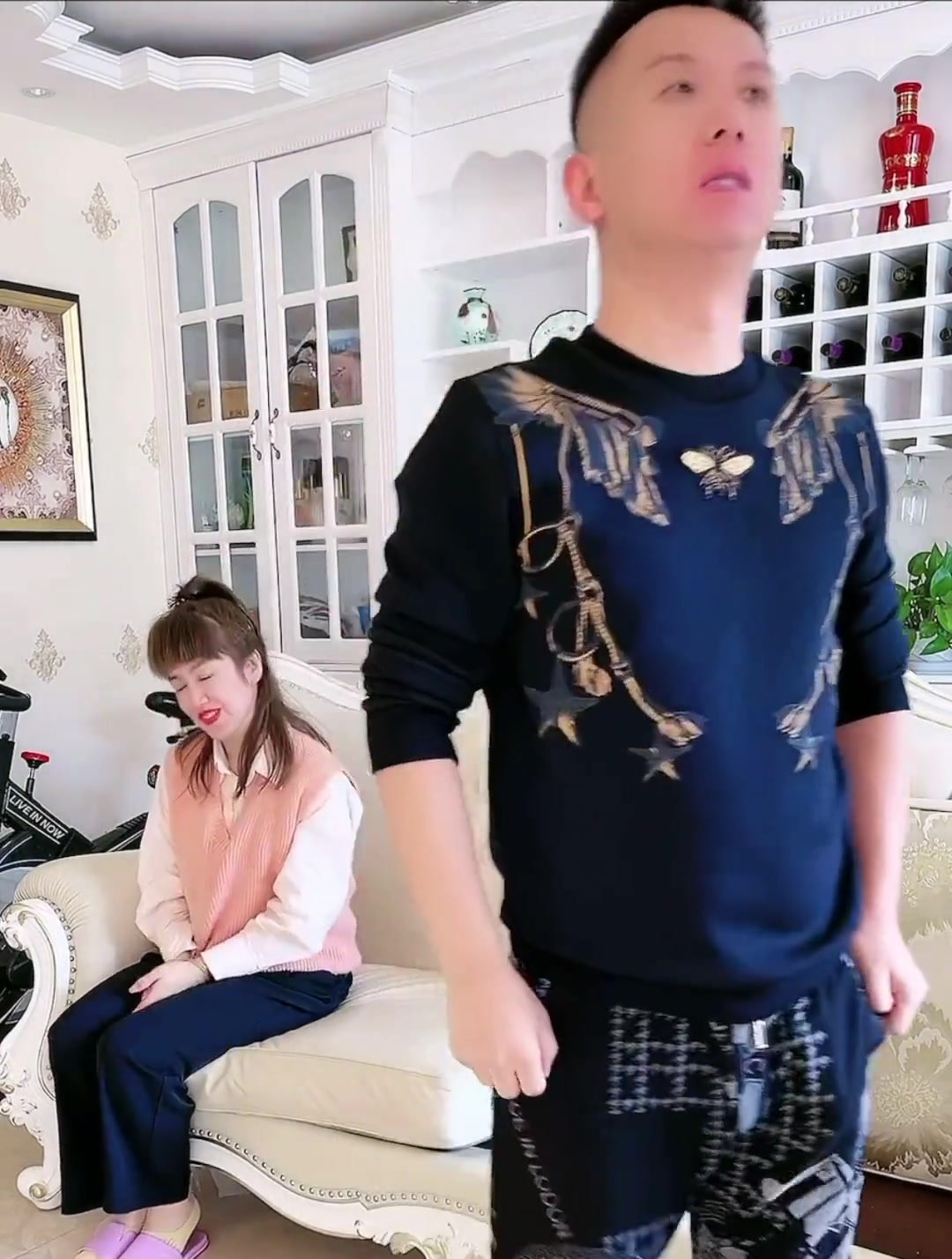 男人无事献殷勤……搞笑视频-度小视