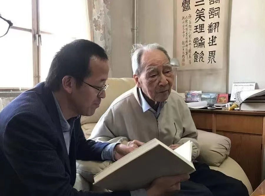 俞敏洪看望96歲許淵衝,聽換電梯要大錢,俞豪氣說:這60萬我來出