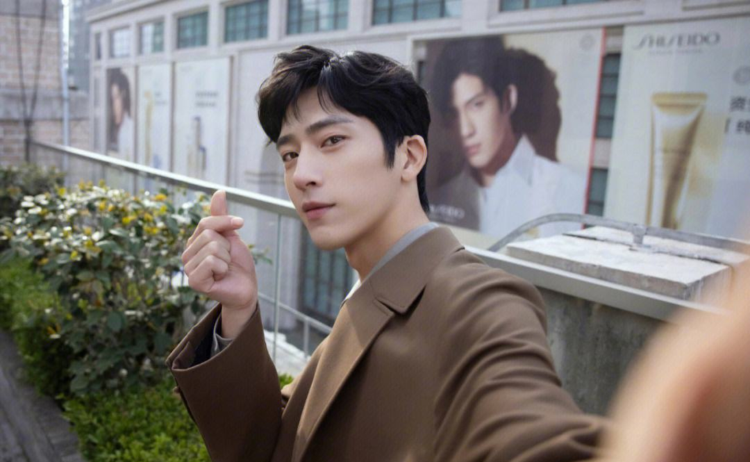 井柏然飞袖衬衫秀手臂肌肉 千鸟格鸭舌帽绅士有型