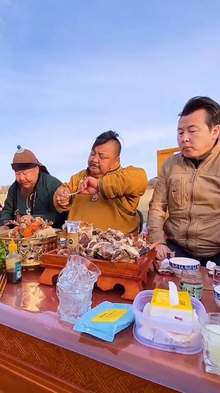 来内蒙古大口吃肉大碗喝酒多豪爽啊!-度小视