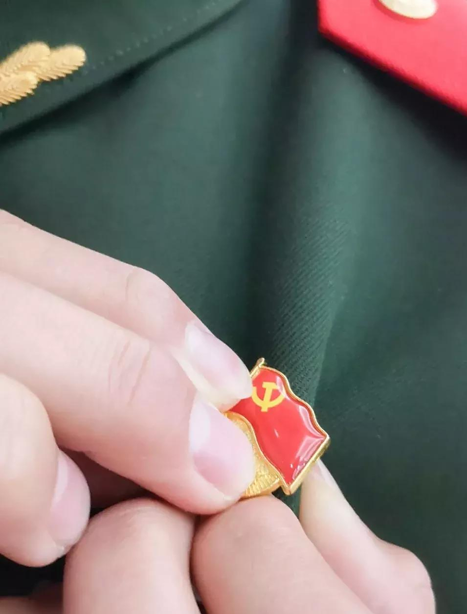 党徽是戴左胸还是右胸