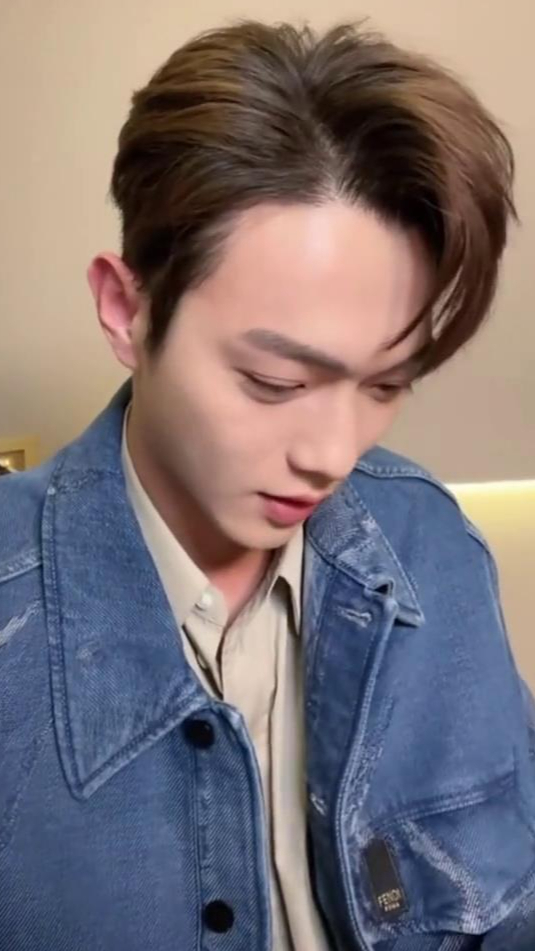 许凯会一封一封看粉丝的信即使看过的信过了很久也会记得啊