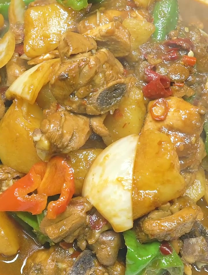 家庭版大盘鸡,这么做鸡肉很入味,土豆很糯,特别香~美食