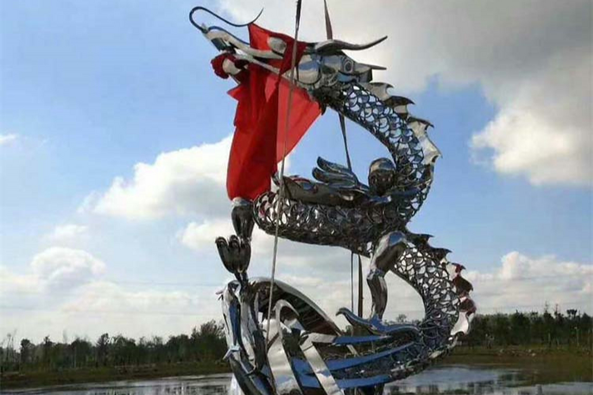 不锈钢龙雕塑是一种独特的艺术品,其设计和工艺精湛,展现出龙的智慧和