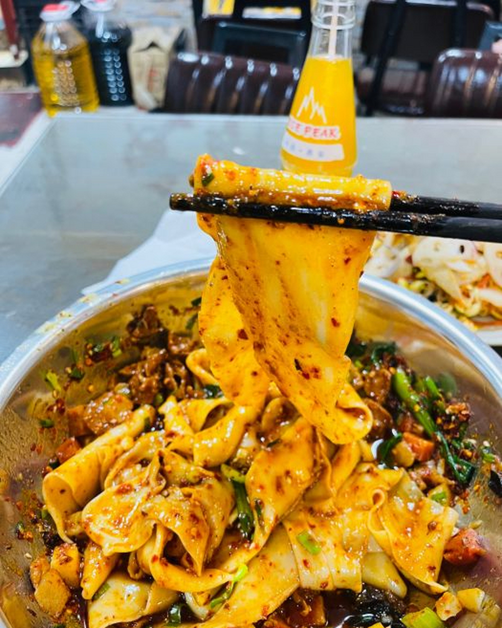 裤带面,挺有意思的一道陕西特色小吃,名字因面条酷似"裤腰带"而来,吃