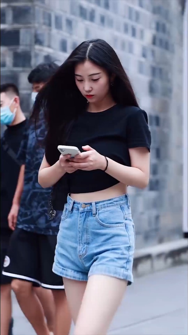 蓓蓓爱路拍,身穿超短裙的小姐姐,连生气都这么迷人