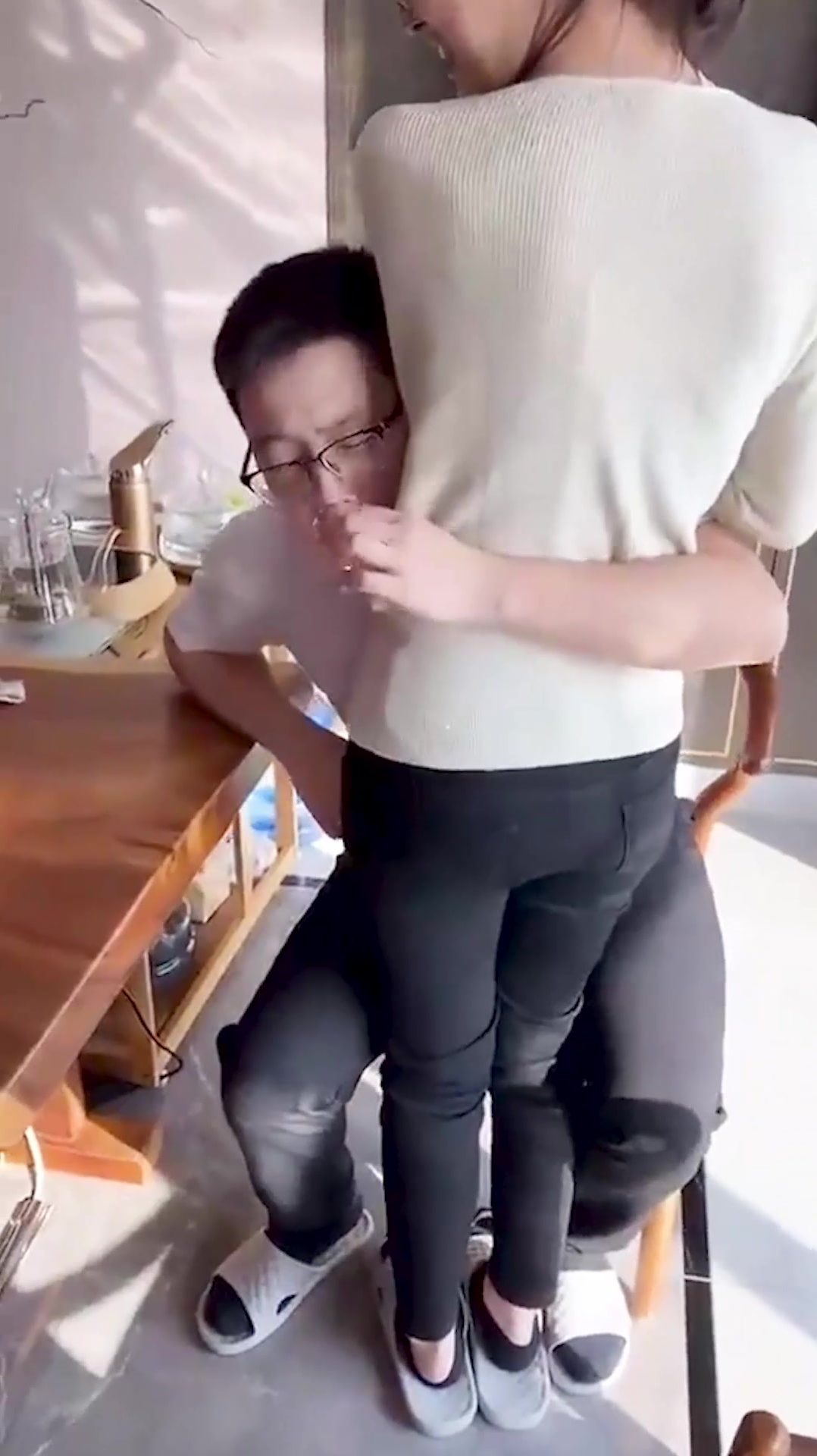 搂腰喝酒比赛,老年组好卖力啊