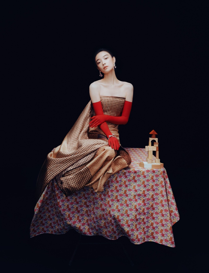 倪妮复古大片惊艳,气质高贵又优雅