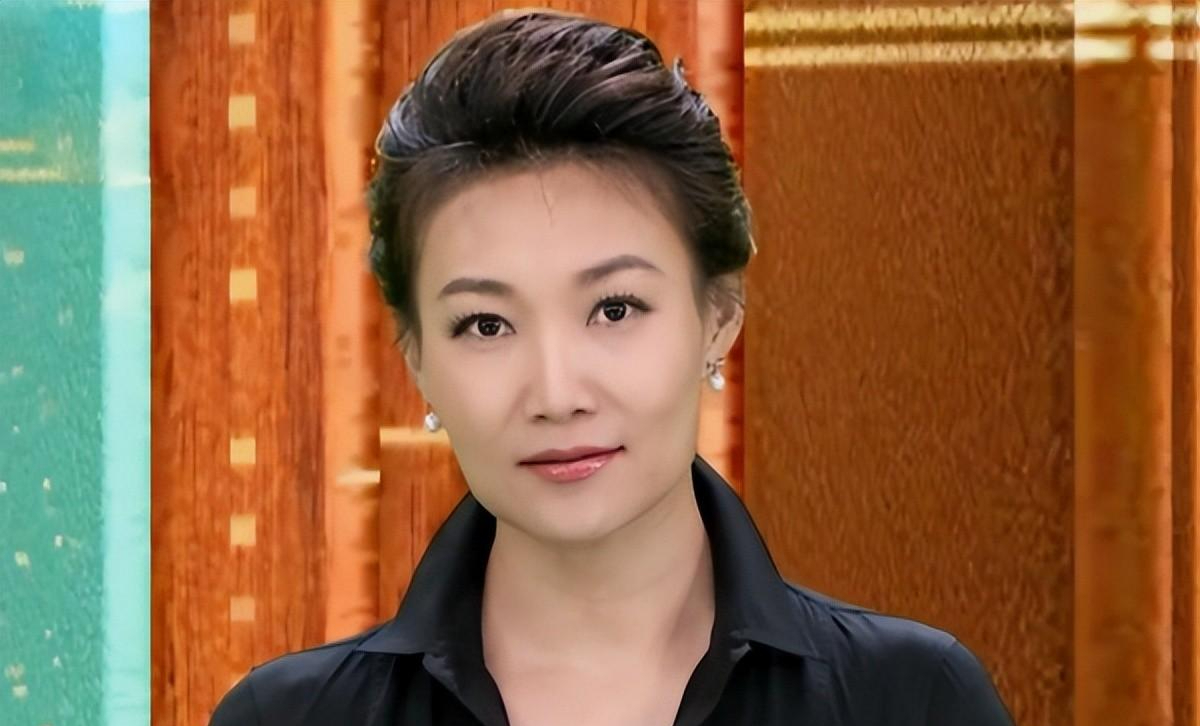 回顾为何身为央视主持人的李梓萌如此可怜