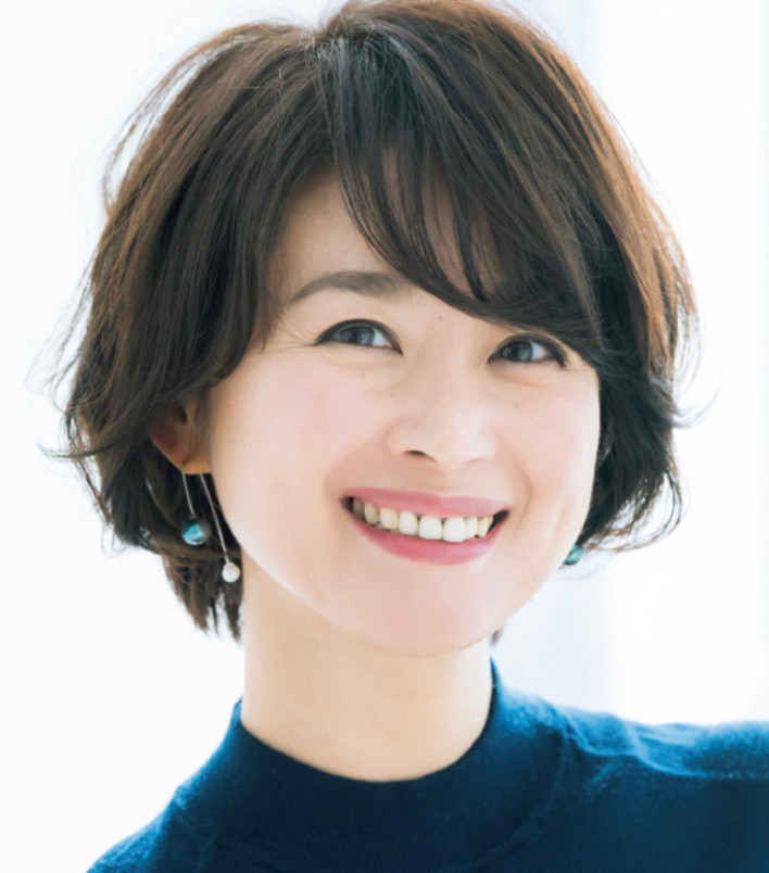 女人过了45岁尽量别留长发,烫卷发!推荐这5款发型,更加显年轻