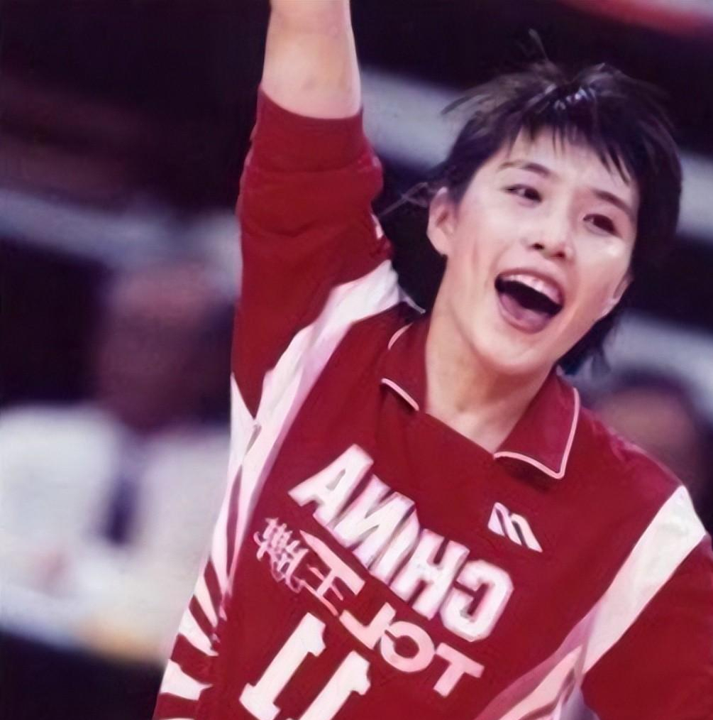 90年代"排球女神"李月明:与前夫离婚后再嫁美国人,今54岁生活滋润