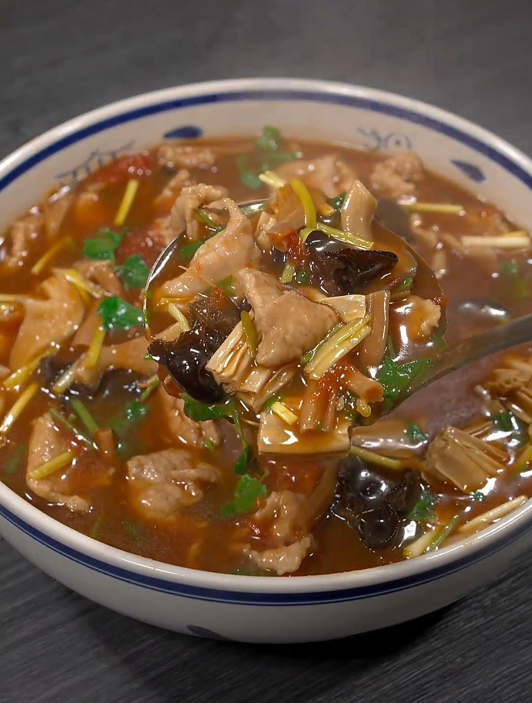 这样做的河南名菜连汤肉片,肉质滑嫩,汤酸利口