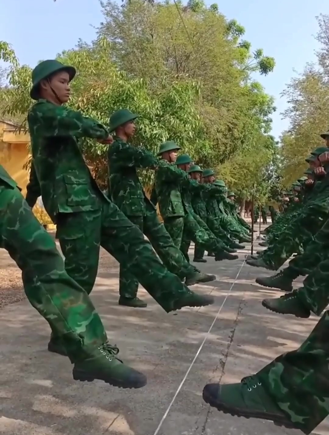 新入伍的越南士兵,开始训练踢正步了!