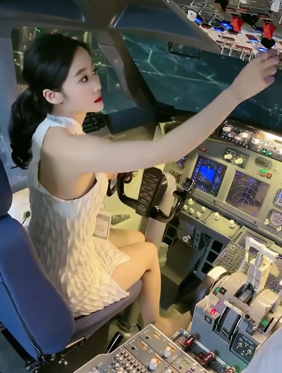 美女机长穿成这样开飞机,同事都无心工作了!-度小视