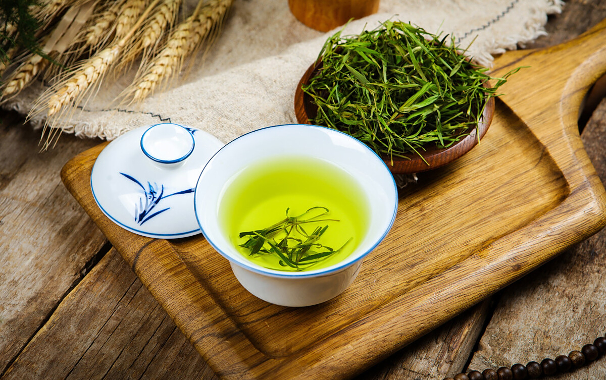 走好脚下路,慢饮杯中茶