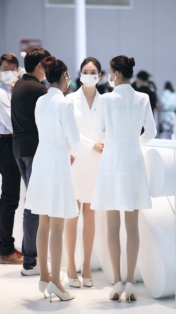 礼仪小姐姐一个比一个身材苗条.车展现场 春熙路街拍