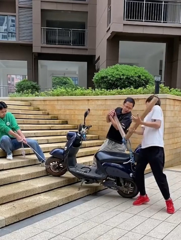 电动车上台阶怎么上?十几年开车经验的老师傅教你这招!