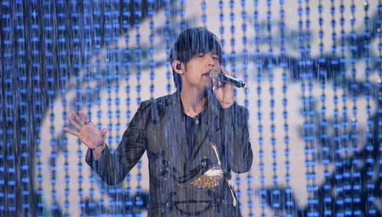 周杰伦《青花瓷》,歌词中天青色为什么要等烟雨?
