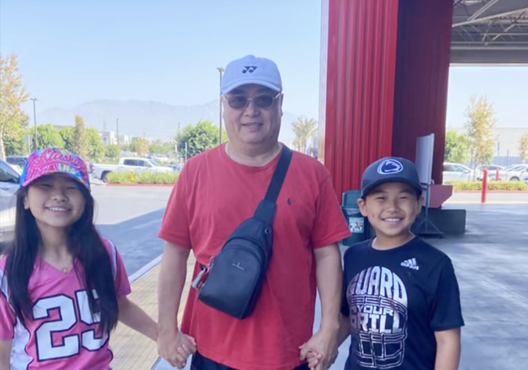 69岁老戏骨毛永明携妻子定居美国!外孙不远万里探望,祖孙似饼印