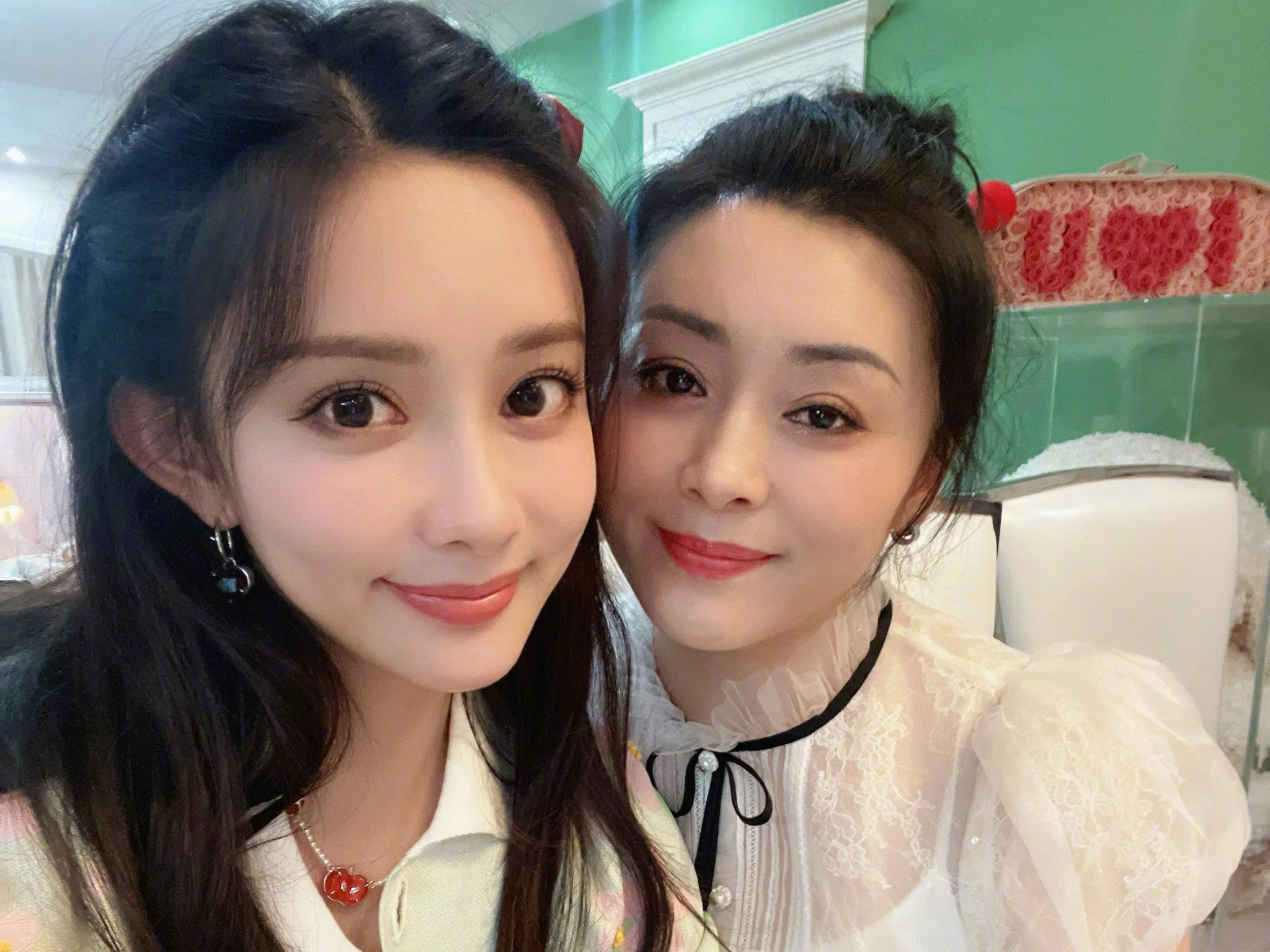 袁咏仪被气到黑脸,被倪萍质问是否整容,孟子义怎么了?