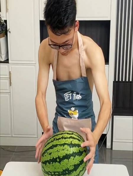 小伙想耍酷,给老婆表演"徒手劈西瓜",网友:干的漂亮!