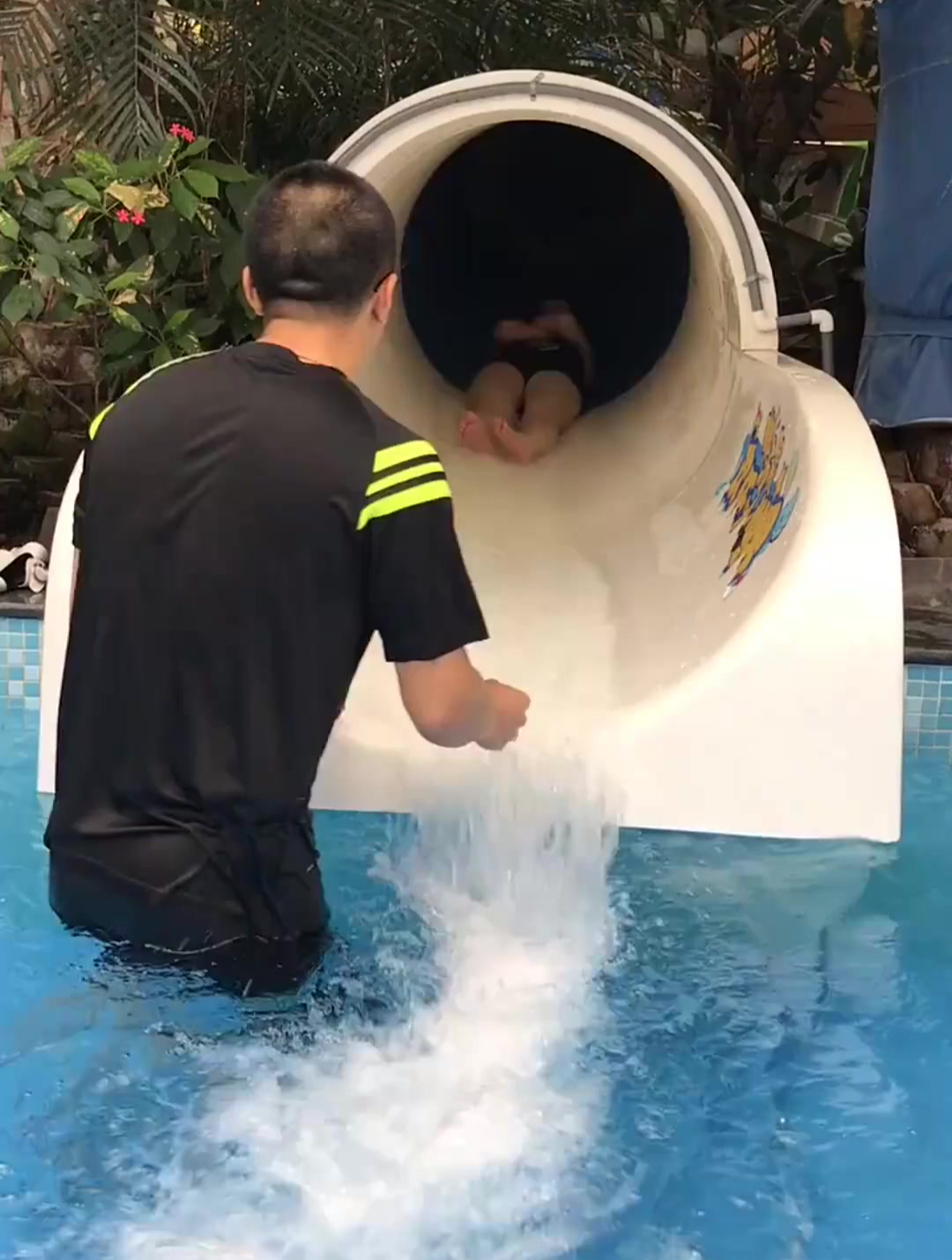 水上乐园拍到这一幕,一看救生员就是老司机了,动作很专业啊!