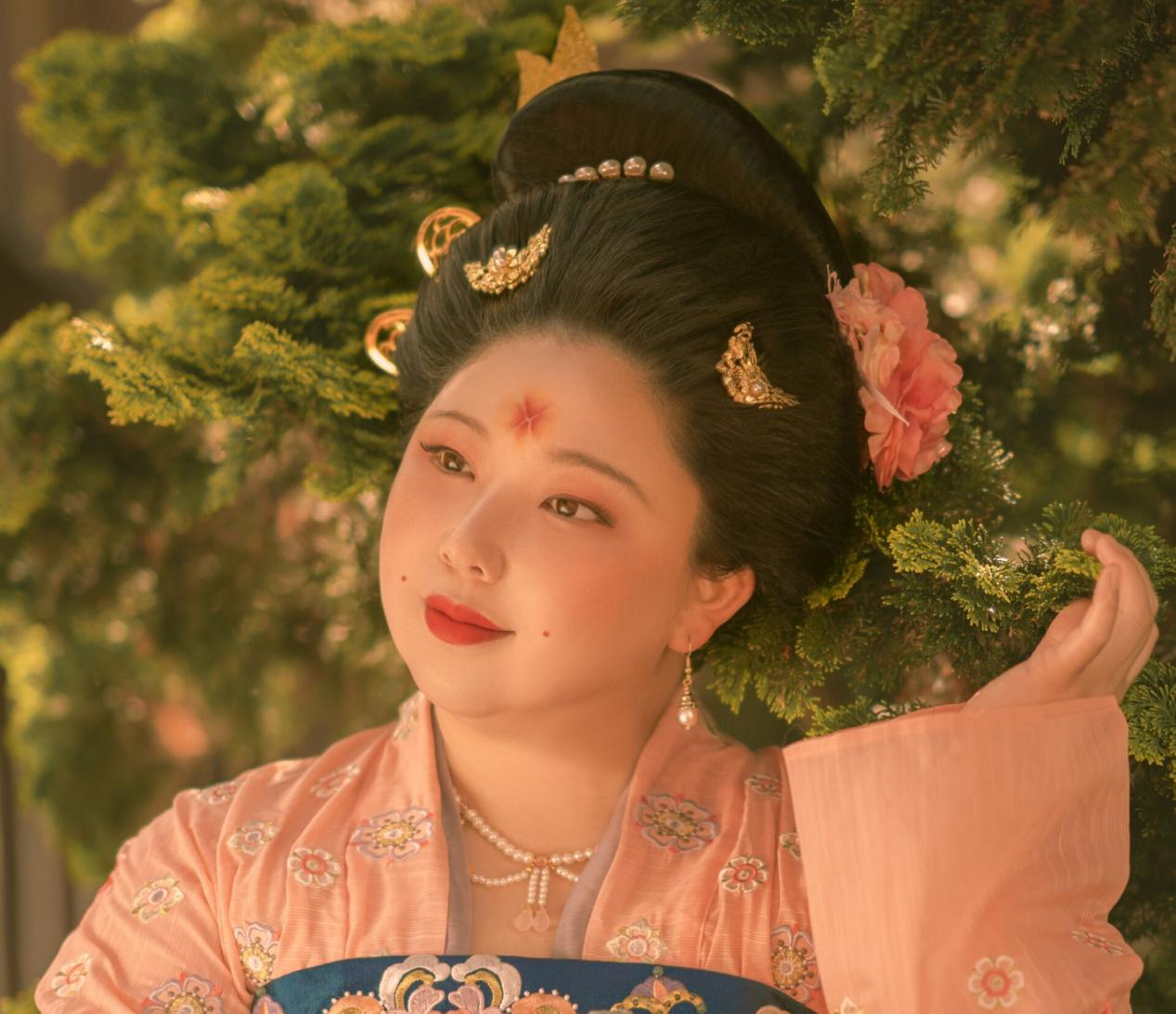 微胖女生也太适合穿汉服了,端庄且优雅,不显胖还很可爱