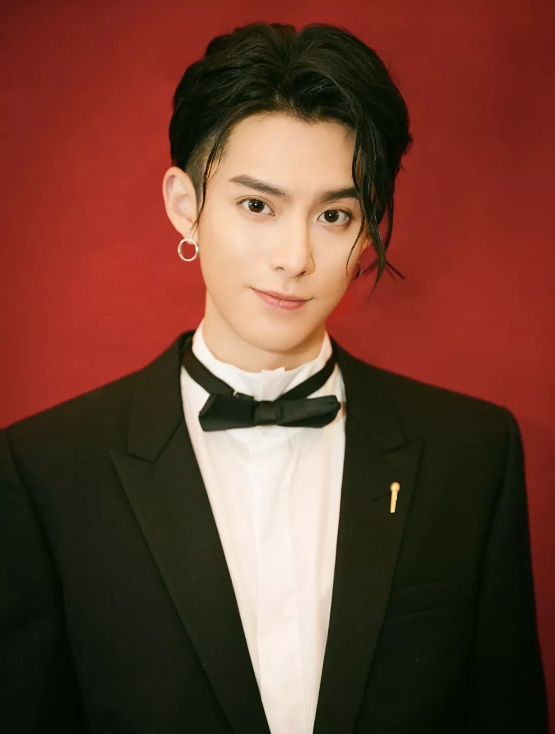 王鹤棣 王鹤棣19岁的成都街拍照果然帅哥都是从小帅到大-度小视