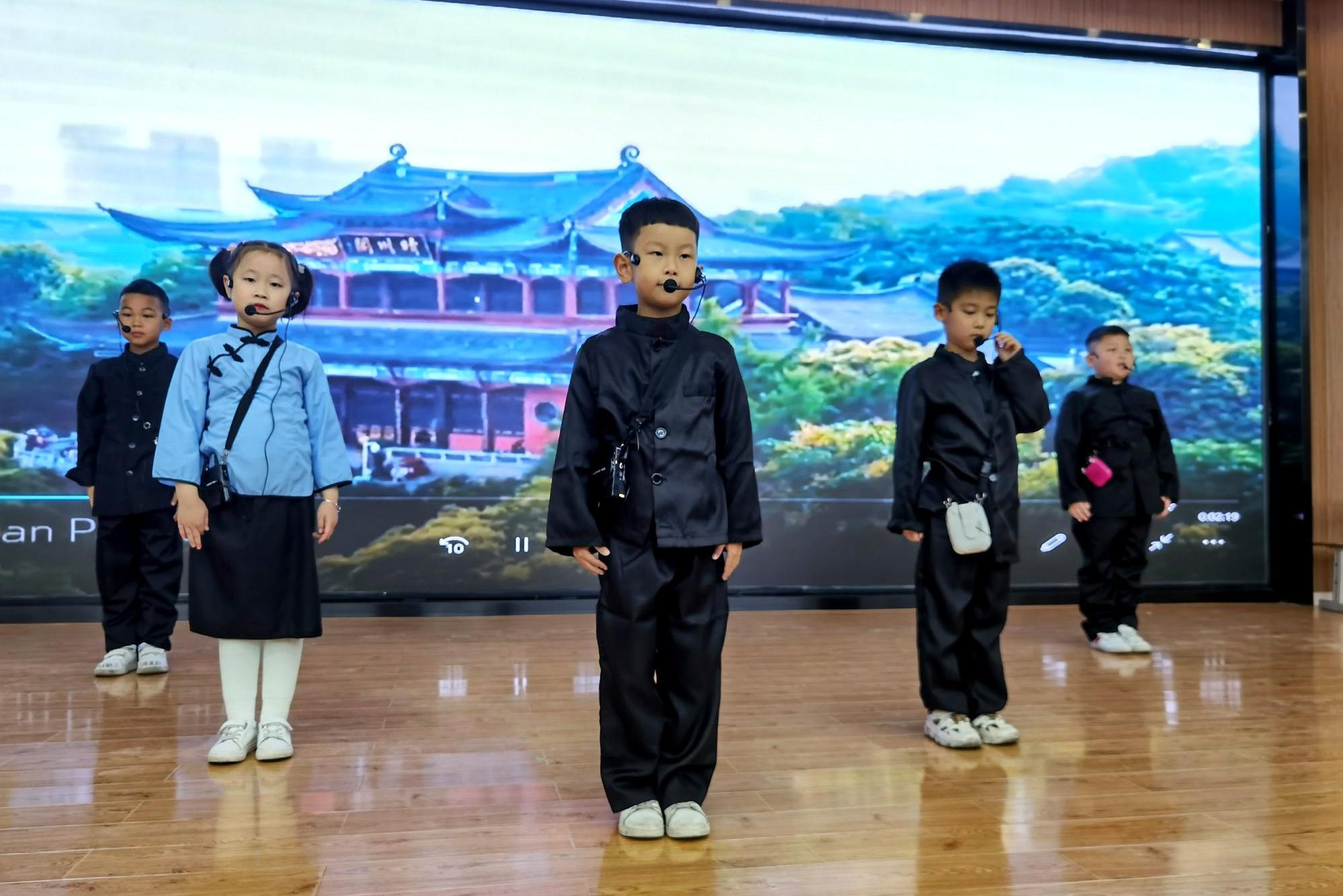 武汉市郭茨口小学学生,展示红色寒假作业,感受党史教育