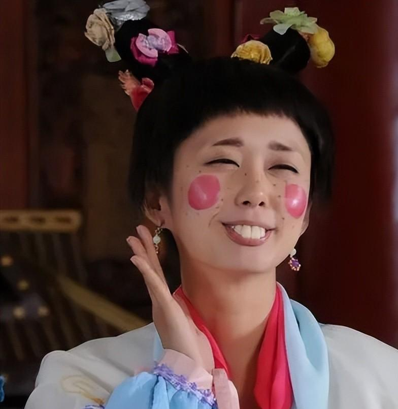 他一上去,美娟就冲着他笑,露出两颗大龅牙,说道:"朱公子看我美吗?