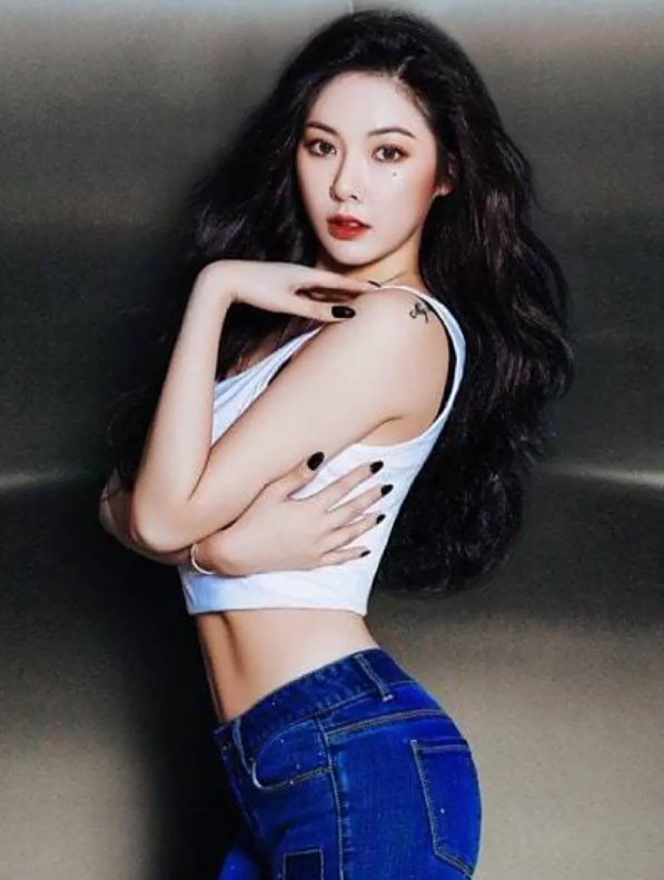 尴尬走光谁有泫雅社死?佟丽娅裙摆飞起,许娜京上下失守(2)-度小视