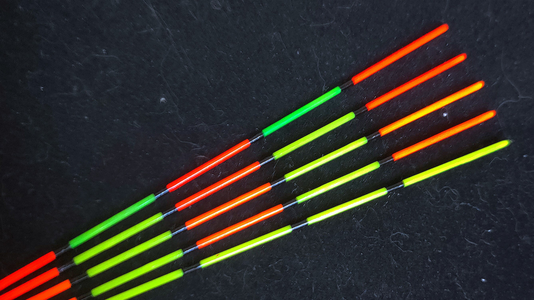 钓鱼浮漂漂尾哪个颜色最清楚?为什么手里看很亮扔水里就不清楚?