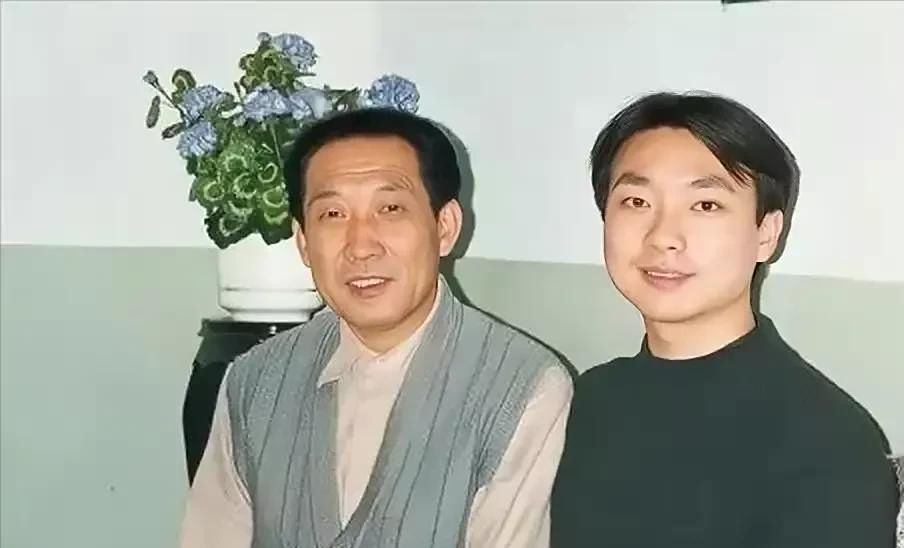 康辉娶小3岁师妹刘雅洁坚持丁克22年风光背后也有眼泪