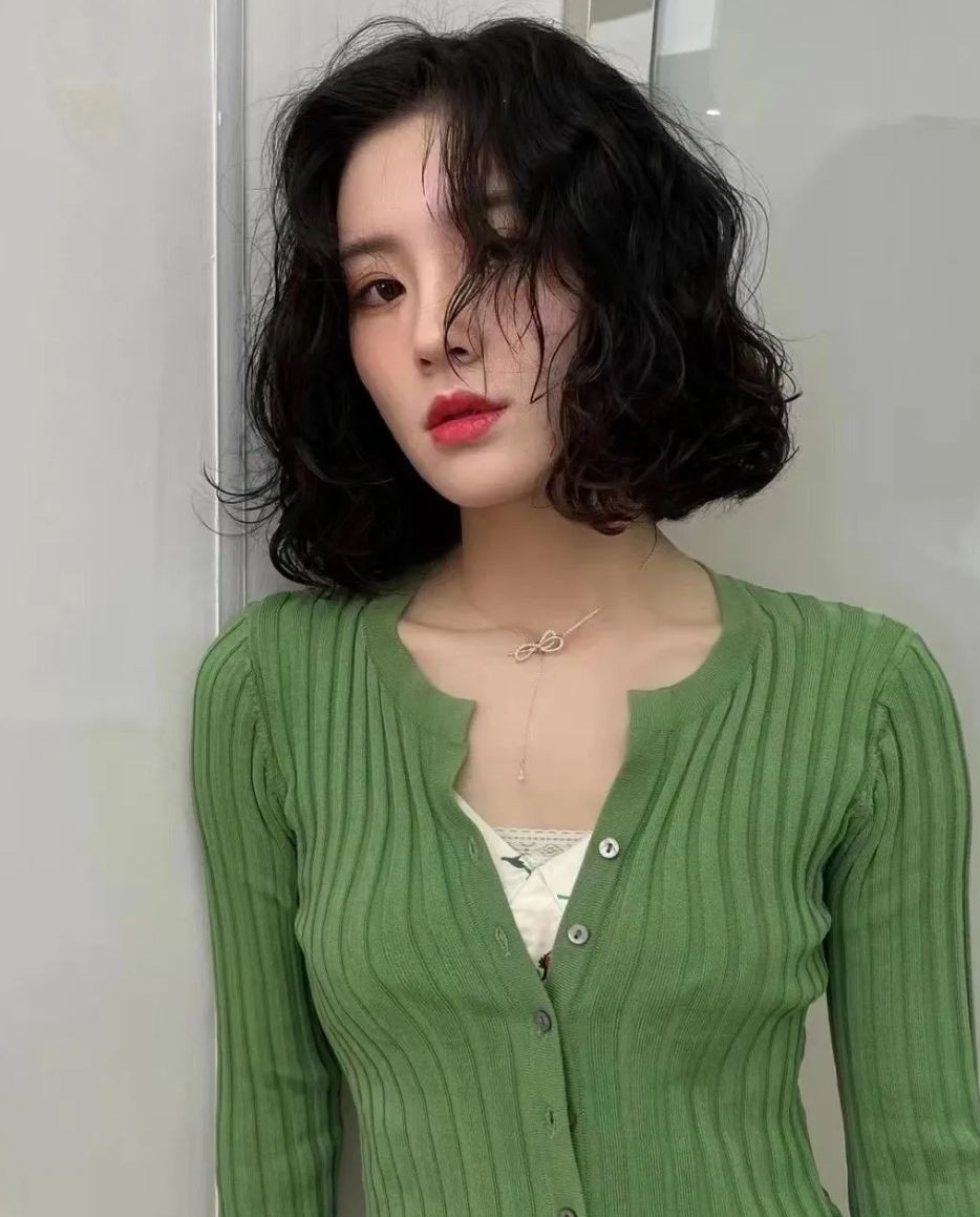 头发细软少发型怎么选?烫小卷就对了,不论长短都很美