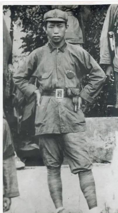 营长岳振华坐火车,广播:岳振华同志,专机不能起飞,请不要下车